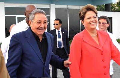 El General de Ejército Raúl Castro Ruz despidió a la Presidenta de Brasil, Dilma Rousseff. Foto Geovani Fernández El General de Ejército Raúl Castro Ruz despidió a la Presidenta de Brasil, Dilma Rousseff. Foto Geovani Fernández