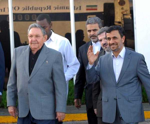 El General de Ej�rcito Ra�l Castro Ruz (i), Presidente de los Consejos de Estado y de Ministros de Cuba, despide al Doctor Mahmoud Ahmadinejad (D), Presidente de la Rep�blica Isl�mica de Ir�n, en el Aeropuerto Internacional Jos� Mart�, en La Habana, el 12 de enero de 2012. AIN FOTO/Marcelino V�ZQUEZ HERNANDEZ