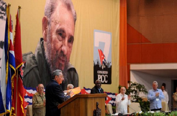 Afirma Ra�l que los revolucionarios no tienen derecho a quedarse de brazos cruzados