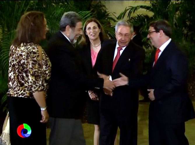 Recibe Raúl Castro al Primer Ministro de San Vicente y las Granadinas, Ralph Gonsalves.Foto: Twitter Radio Rebelde Recibe Raúl Castro al Primer Ministro de San Vicente y las Granadinas, Ralph Gonsalves.Foto: Twitter Radio Rebelde