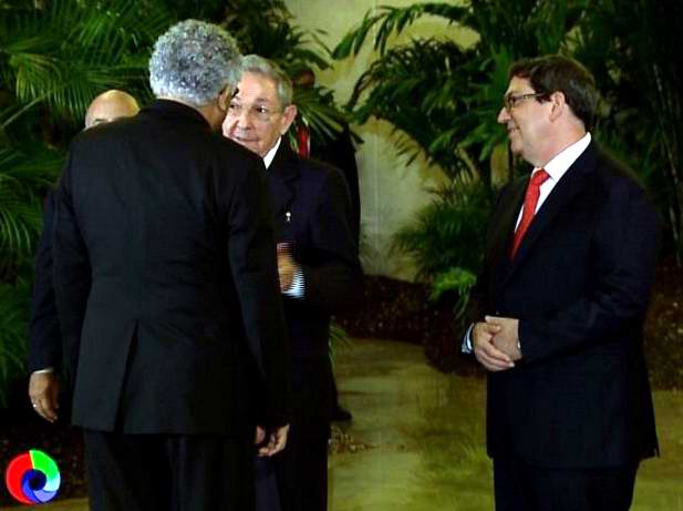 Secretario General de la Asociación de Estados del Caribe, Alfonso Múnera (I), General de Ejército Raúl Castro Ruz, Presidente de los Consejos de Estado y de Ministros de Cuba, Raúl Castro Ruz (C) y el Ministro de Relaciones Exteriores Bruno Rodríguez Parrilla (D). Foto: Twitter Radio Rebelde Secretario General de la Asociación de Estados del Caribe, Alfonso Múnera (I), General de Ejército Raúl Castro Ruz, Presidente de los Consejos de Estado y de Ministros de Cuba, Raúl Castro Ruz (C) y el Ministro de Relaciones Exteriores Bruno Rodríguez Parrilla (D). Foto: Twitter Radio Rebelde
