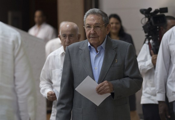 El General de Ej�rcito Ra�l Castro Ruz, Primer Secretario del Comit� Central del Partido Comunista de Cuba (CC PCC), y Presidente de los Consejos de Estado y de Ministros, en el momento de ejercer su derecho al voto, para la elecci�n del nuevo Comit� Central del PCC. Foto: Ismael Francisco