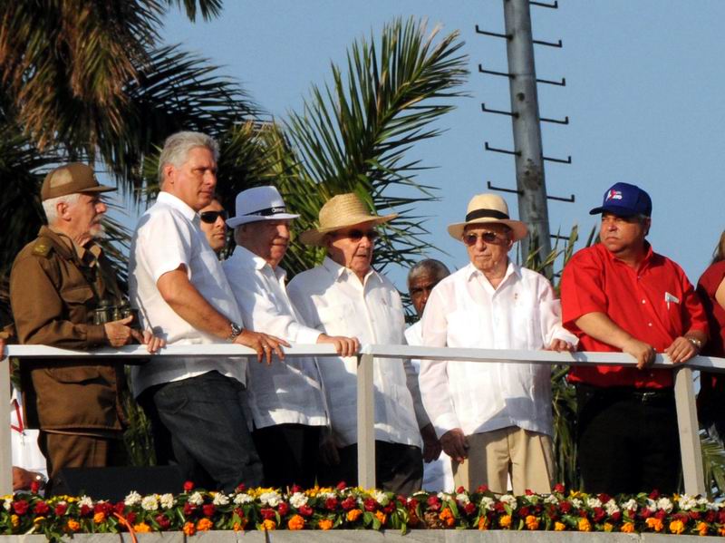 El General de Ej�rcito Ra�l Castro Ruz (C), Primer Secretario del Comit� Central del Partido Comunista de Cuba (CCPCC) y Presidente de los Consejos de Estado y de Ministros, junto a Jos� Ram�n Machado Ventura (C der.), Segundo Secretario del PCC; Miguel D�az-Canel (segundo de la izq.), miembro del Bur� Pol�tico y primer vicepresidente de los Consejos de Estado y de Ministros; Ulises Guilarte de Nacimiento (D), Secretario General de la Central de Trabajadores de Cuba (CTC), el Comandante de la REvoluci�n Ramiro Vald�s (I), miembro del Bur� Pol�tico del PCC, durante el desfile por el Primero de Mayo, D�a Internacional de los Trabajadores, en la Plaza de la Revoluci�n, en La Habana, el 1ro. de mayo de 2016. AIN FOTO/Omara GARC�A MEDEROS
