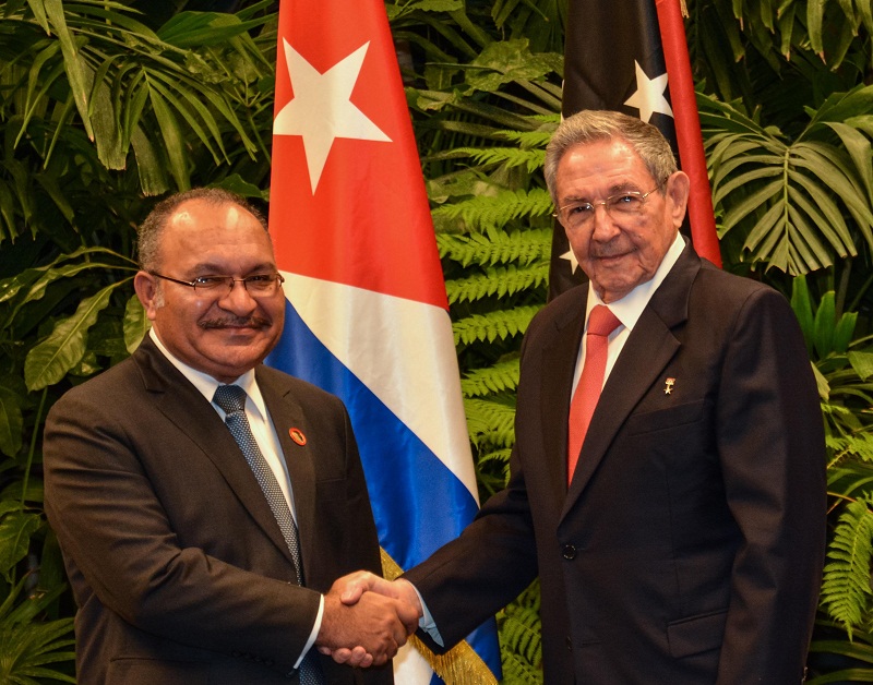 Raul Castro receives Papua New Guinea Prime Minister