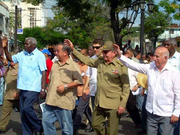 General de Ejército Raúl Castro, Presidente de los Consejos de Estado y Ministros y José Ramón Machado Ventura, vicepresidente de los Consejos de Estado y Ministros durante la peregrinación por el aniversario de la muerte de Frank País y Raúl Pujols General de Ejército Raúl Castro, Presidente de los Consejos de Estado y Ministros y José Ramón Machado Ventura, vicepresidente de los Consejos de Estado y Ministros durante la peregrinación por el aniversario de la muerte de Frank País y Raúl Pujols