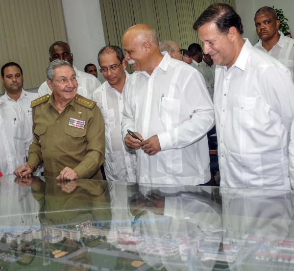 Raul Castro joins Panamanian President in visit to med school