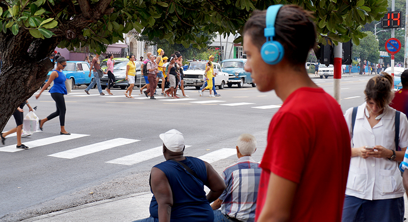 Uso de auriculares. Foto: Sergei Montalvo Aróstegui