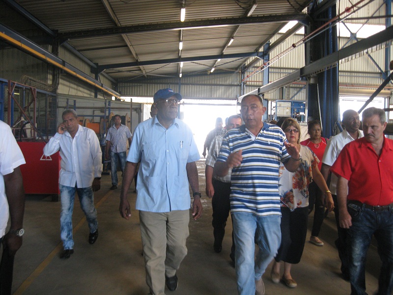 Recorre Valdés Mesa sitios de interés económico en  Santiago de Cuba 