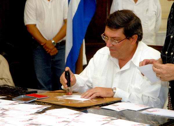 Bruno Rodríguez, cancela sello conmemorativo. Foto AIN