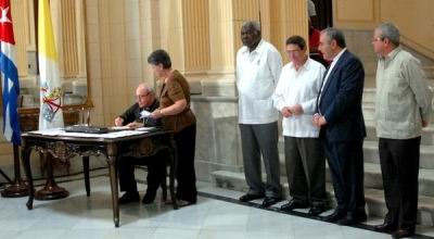 El cardenal Jaime Ortega Alamíno(Izq, sentado), Arzobispo de La Habana, participa en la Cancelación del Sello postal conmemorativo de la visita de Papa Benedicto XVI a Cuba, efectuada en la sede del Ministerio de Relaciones Exteriores (MINREX), en La Habana, el 6 de junio de 2012. AIN FOTO/Oriol de la Cruz ATENCIO El cardenal Jaime Ortega Alamíno(Izq, sentado), Arzobispo de La Habana, participa en la Cancelación del Sello postal conmemorativo de la visita de Papa Benedicto XVI a Cuba, efectuada en la sede del Ministerio de Relaciones Exteriores (MINREX), en La Habana, el 6 de junio de 2012. AIN FOTO/Oriol de la Cruz ATENCIO