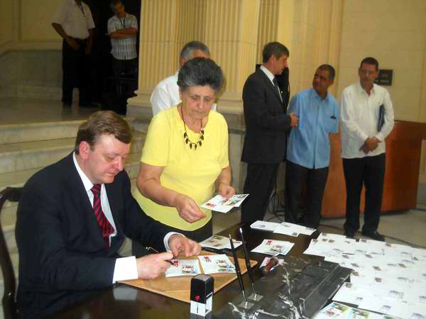 Cancelación del sello por parte del embajador belaruso Cancelación del sello por parte del embajador belaruso