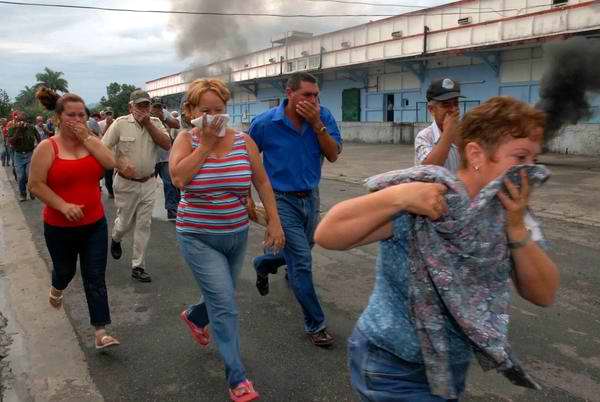 La población se prepara ante un escape de gases tósicos durante el Meteoro en Cienfuegos. Foto AIN La población se prepara ante un escape de gases tósicos durante el Meteoro en Cienfuegos. Foto AIN