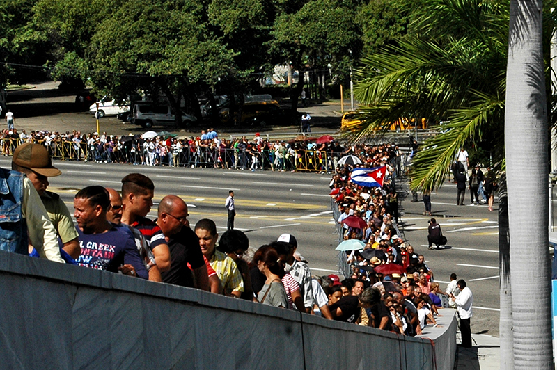 En la Plaza de la Revolución, abrazo del pueblo a Fidel