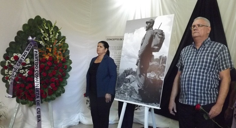 El Presidente Asamblea Provincial de Pinar del Río, Ernesto Barreto Castillo y la Primera Secretaria del Comité Provincial del Partido Comunista de Cuba, Gladys Martínez Verdecia, durante su guardia de honor