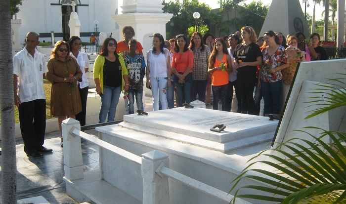 El tributo de las dirigentes femeninas se extendió a otras tumbas de mujeres insignes de la Patria