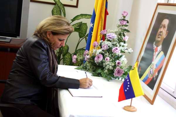 Viceministra del MINREX, Ana Teresita González firma el libro de condolencias por el fallecimiento de Hugo Chávez en la Embajada de Venezuela en La Habana Viceministra del MINREX, Ana Teresita González firma el libro de condolencias por el fallecimiento de Hugo Chávez en la Embajada de Venezuela en La Habana