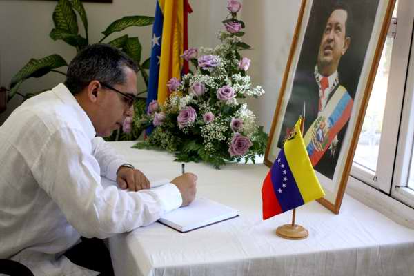 Vicecanciller Marcelino Medina, también firma el libro de condolencias por el fallecimiento de Hugo Chávez Vicecanciller Marcelino Medina, también firma el libro de condolencias por el fallecimiento de Hugo Chávez
