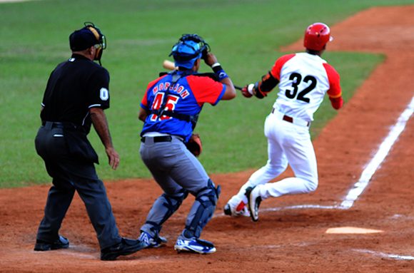 En 3 y 2: Gracias a San Avil�s� �existi� el ma�ana!. Foto: Kateryn Felipe