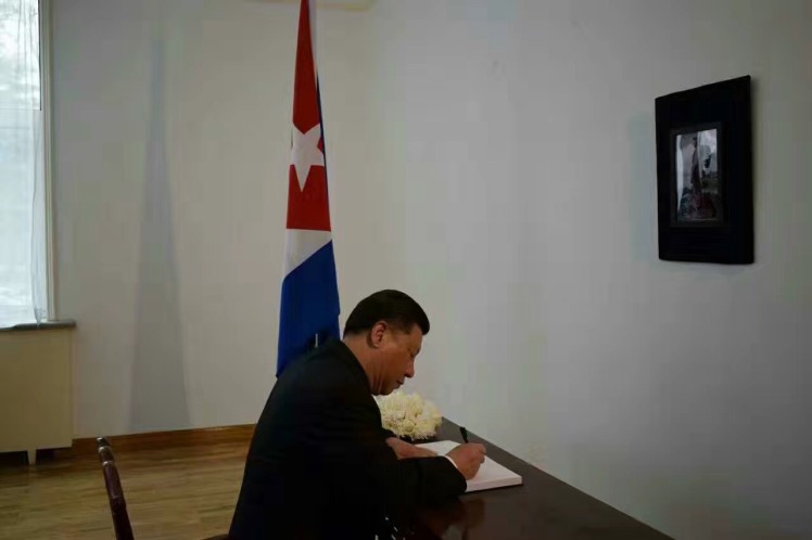 El presidente chino, Xi Jinping, firmó el libro de condolencias por la muerte del líder histórico de la Revolución cubana, Fidel Castro Ruz. 