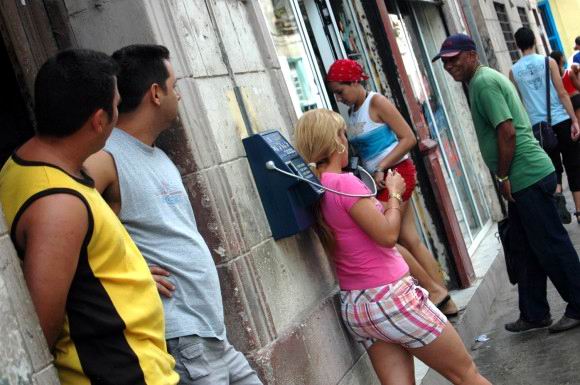 Piropos a la cubana. Foto: Kaloian Santos Cabrera Piropos a la cubana. Foto: Kaloian Santos Cabrera