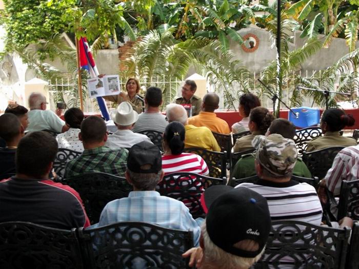 Revista Verde Olivo dedica una edici�n especial a Fidel. Foto: Miozotis Fabelo