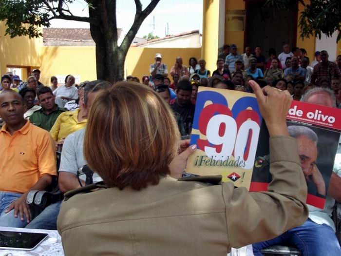 Revista Verde Olivo dedica una edici�n especial a Fidel. Foto: Miozotis Fabelo