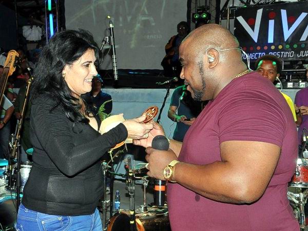 En Cienfuegos gran espectculo de Alexander Abreu. (Foto tomada del peridico 5 de Septiembre) En Cienfuegos gran espectculo de Alexander Abreu. (Foto tomada del peridico 5 de Septiembre)