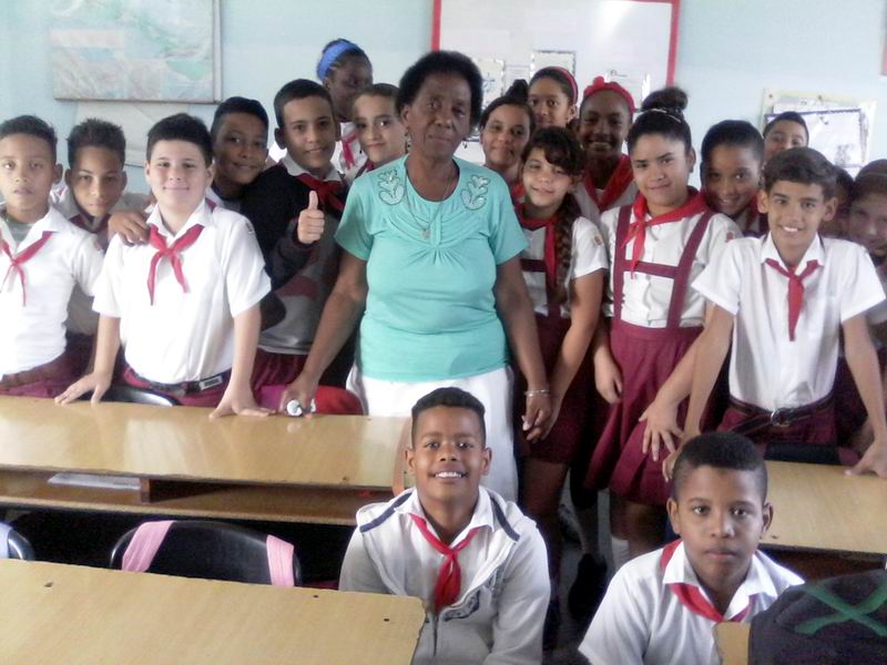 Maestra Mercedes Patarr�n junto a sus alumnos. Foto: Teresa Valenzuela