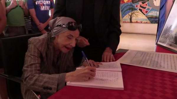 Firman Alicia Alonso y el Ballet Nacional de Cuba juramento de ser fieles al concepto de Revolución. Foto: Granma