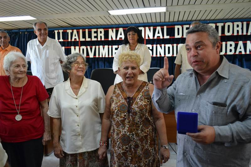 Ana Núñez Machín, la primera de la izquierda, con otras galardonadas con el Sello Aniversario 75 de la CTC junto a  Ulises Guilarte, secretario general de la organización. Foto: Eddy Martin Diaz.