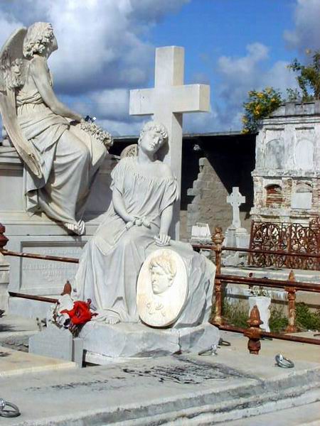 Escultura La Bella Cementerio de Reina de Cienfuegos. Foto: Mireya Ojeda