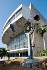 Escultura monumental cin�tica en el Teatro Nacional de Cuba