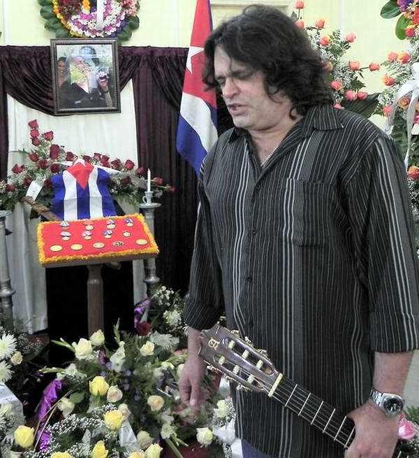 Augusto Enriquez, canta ante las cenizas de la cantautora y fundadora de la nueva trova Sara Gonz�lez, expuestas en el Instituto Cubano de la M�sica, en La Habana, Cuba, el 2 de febrero de 2012. Foto: Tony Hern�ndez Mena.
