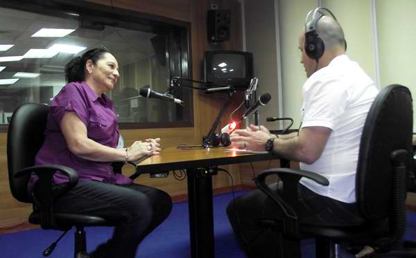 La cantante y compositora cubana Beatriz Márquez junto al locutor Pedro Martínez. La cantante y compositora cubana Beatriz Márquez junto al locutor Pedro Martínez.