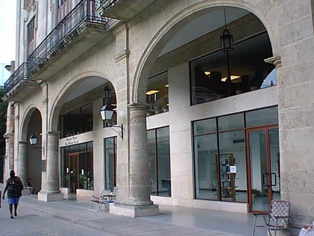 Biblioteca Pública Rubén Martínez Villena La calle Obispo, una de las más populares de La Habana