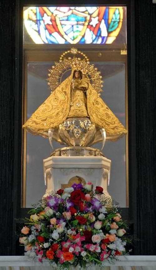 Imagen de la Virgen de la Caridad en la Basílica Menor Santuario de Nuestra Señora de la Caridad del Cobre, ubicada en El Cobre, poblado de la Sierra Maestra situado a unos 22 kilómetros al noroeste de la ciudad de Santiago de Cuba, 9 de marzo de 2012. Foto: Miguel Rubiera.