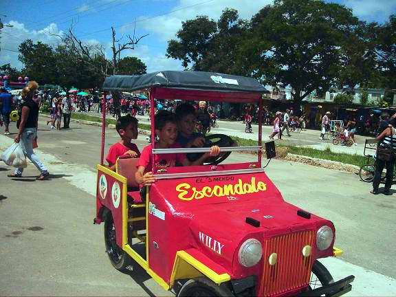 Carnaval Infantil en Holgu�n: el carrusel, las maquinitas,  los inflables. Foto Aroldo Garc�a