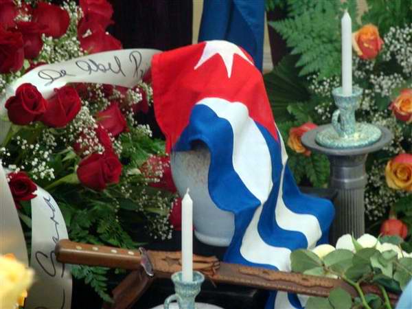 Ofrenda floral de Abel Prieto, Ministro de Cultura. Foto: Rafael P�rez Oquendo, Especialista en Comunicaci�n del Instituto Cubano de la M�sica.