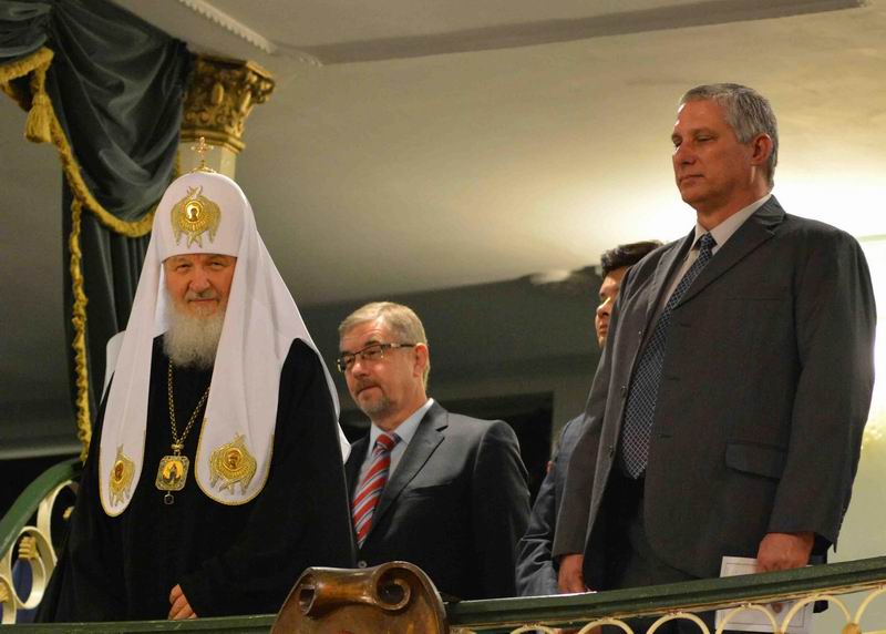 El Patriarca Kirill durante un concierto en el Teatro Mart� acompa�ado por Miguel D�az-Canel Berm�dez. Foto: Modesto Gutierrez