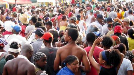 Con las primeras salidas de las tradicionales congas arrastrando un mar de pueblo por las empinadas calles y avenidas de Santiago de Cuba, se anuncia que avanzan los preparativos para los carnavales m�s picantes y divertidos de Cuba