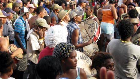 Con las primeras salidas de las tradicionales congas arrastrando un mar de pueblo por las empinadas calles y avenidas de Santiago de Cuba, se anuncia que avanzan los preparativos para los carnavales más picantes y divertidos de Cuba Con las primeras salidas de las tradicionales congas arrastrando un mar de pueblo por las empinadas calles y avenidas de Santiago de Cuba, se anuncia que avanzan los preparativos para los carnavales más picantes y divertidos de Cuba