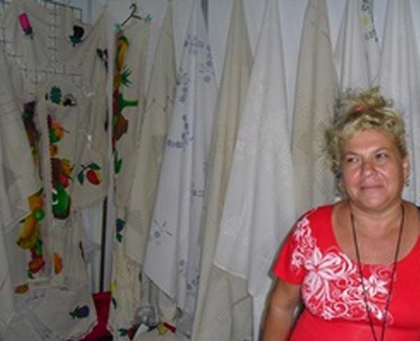 Iliana Hidalgo: hay que mantener la tradición del deshilado en Cuba. Foto: Marichi Iliana Hidalgo: hay que mantener la tradición del deshilado en Cuba. Foto: Marichi