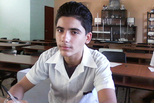 El estudiante D�lan Steegers, de trece a�os de edad cursa el octavo grado en la escuela secundaria b�sica �Tupac Amaru�