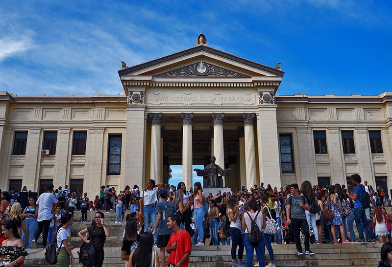 Un Corte de cinta para la bicentenaria Universidad de La Habana