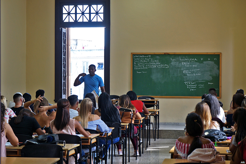 Un Corte de cinta para la bicentenaria Universidad de La Habana