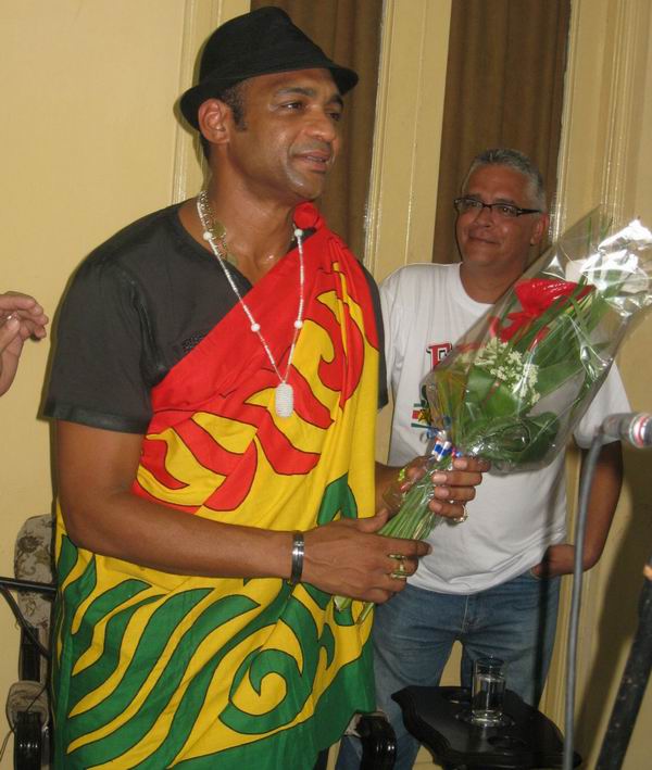 Descemer  Bueno con un pañuelo de los cimarrones surinameses que le fue entregado por el director de la Casa del Caribe. Foto: Sergio Martínez