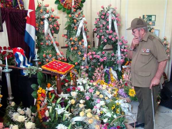 El comand�nte de la Sierra, Delio G�mez Ochoa, rindi� honores ante las cenizas de la cantautora y fundadora de la nueva trova Sara Gonz�lez, expuestas en el Instituto Cubano de la M�sica, en La Habana, Cuba, el 2 de febrero. Foto: Rafael P�rez.