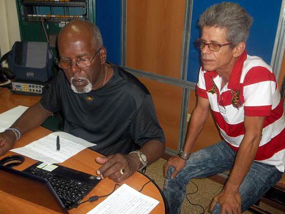 Ismael Rensoli, director de Haciendo Radio junto a Camilo Velazco Petitón, Director de la emisora La Voz del Níquel. Foto: Aroldo García.