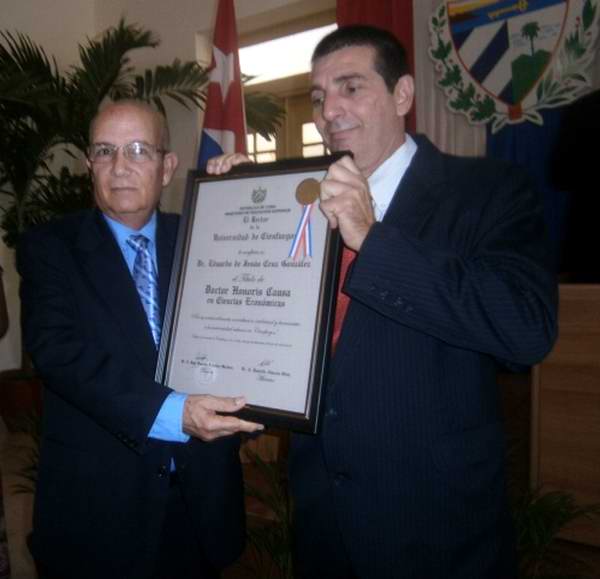 Entregan t�tulos Honoris Causa en la Universidad de Cienfuegos. Foto Mireya Ojeda 