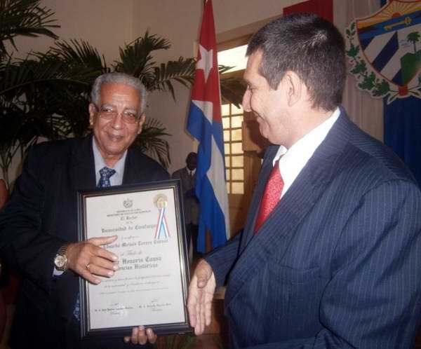 Entregan t�tulos Honoris Causa en la Universidad de Cienfuegos. Fotos Mireya Ojeda